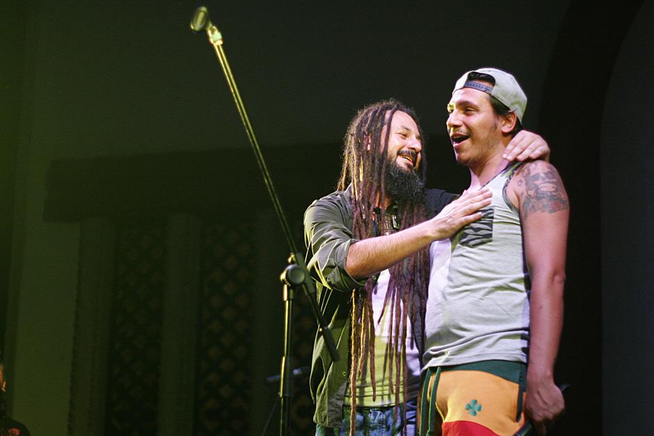 Los vocalistas de Nonpalidece y Rebelion tuvieron una actuación en conjnto para el final del concierto por los 10 años de Reggae Vibes. (Foto: José Dávila/Soy502)