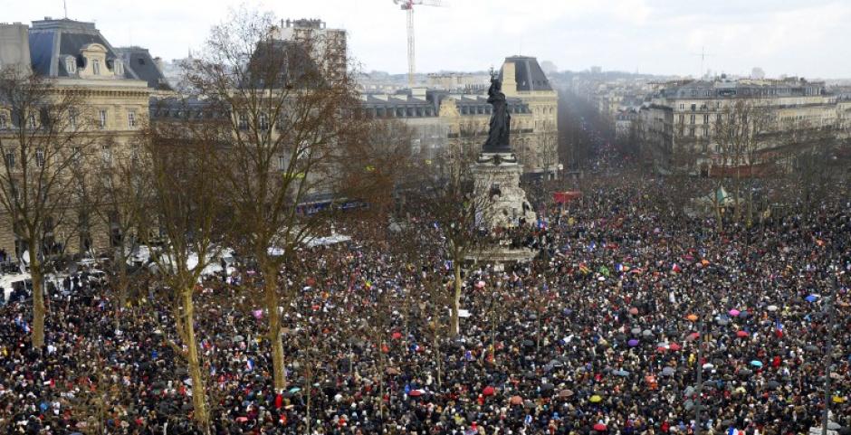 La plaza de la República en París, Francia, es rodeada por miles de indignados. (Foto: AFP/Soy502)