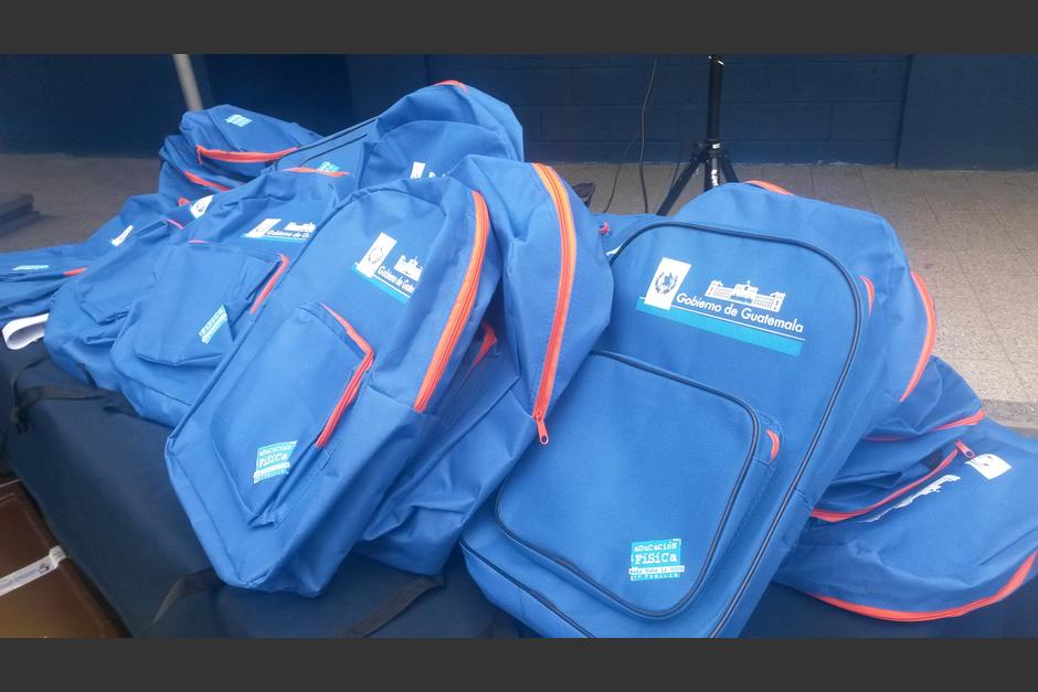 Las primeras mochilas entregadas a los niños de primaria son azules con anaranjado. Repartirán 2 millones 150 mil en todo el país. (Foto:Soy502)