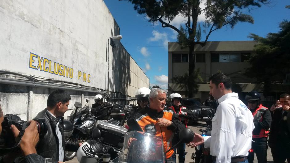 El Presidente Otto Pérez Molina llegó en motocicleta a inaugurar el nuevo centro de cámaras de monitoreo de Mixco. (Foto:Soy502)