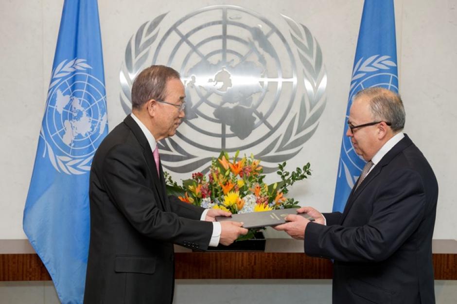 Momento en el que el nuevo embajador ante la ONU presenta sus credenciales al Secretario General, Ban Ki-Moon (Foto: Minex)