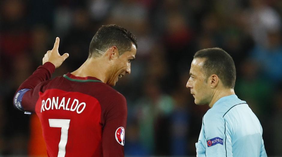 Cristiano Ronaldo luce un nuevo peinado con dos rayitas en honor a un niño con cáncer. (Foto: EFEW)