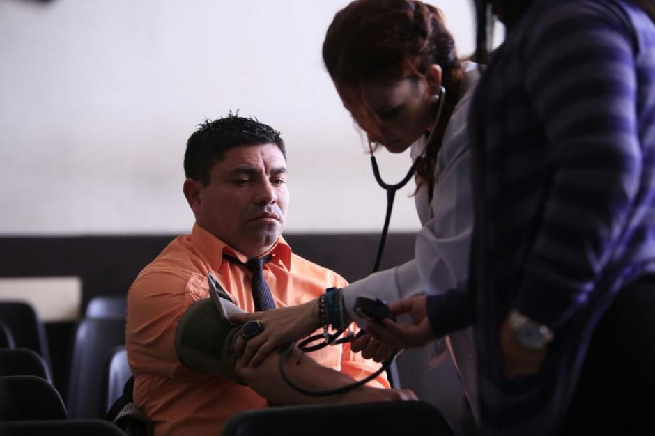 Marvin Montiel Marín alias "El Taquero" es chequeado por una doctora durante la audiencia donde el MP solicitó al Tribunal C de Mayor Riesgo, que le imponga una pena de prisión de 828 años. (Foto: Wilder López/Soy502)&nbsp;