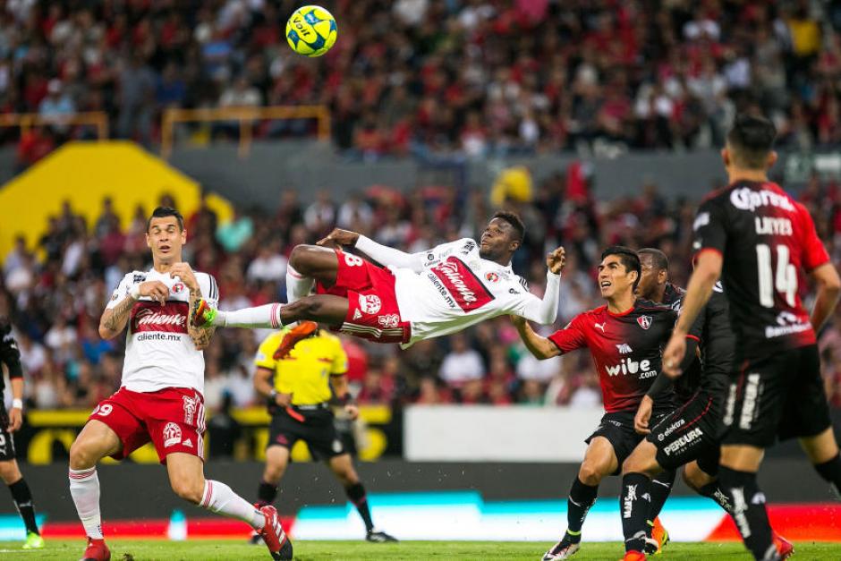 El delantero colombiano metió un golazo digno del premio Puskas en el partido de Tijuana contra Atlas. (Foto: Univisión)