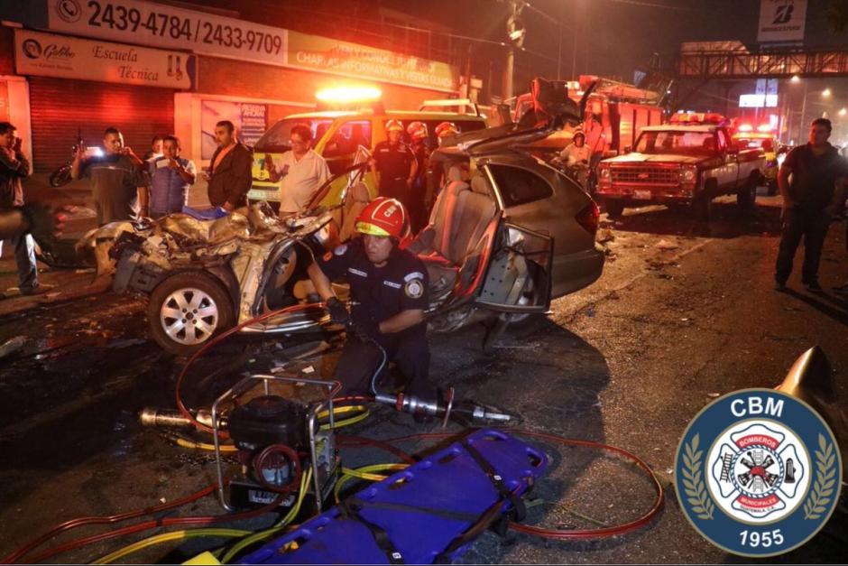 Así fue como ocurrió el accidente de tránsito en la calzada Roosevelt donde una persona murió y otra resultó herida. (Foto: Bomberos Municipales)