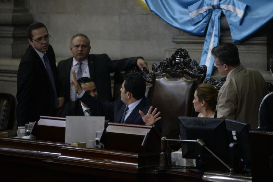 El presidente del Congreso pidió que llamaran a los diputados ausentes, pero no le hicieron caso. (Foto: Wilder López/Soy502)