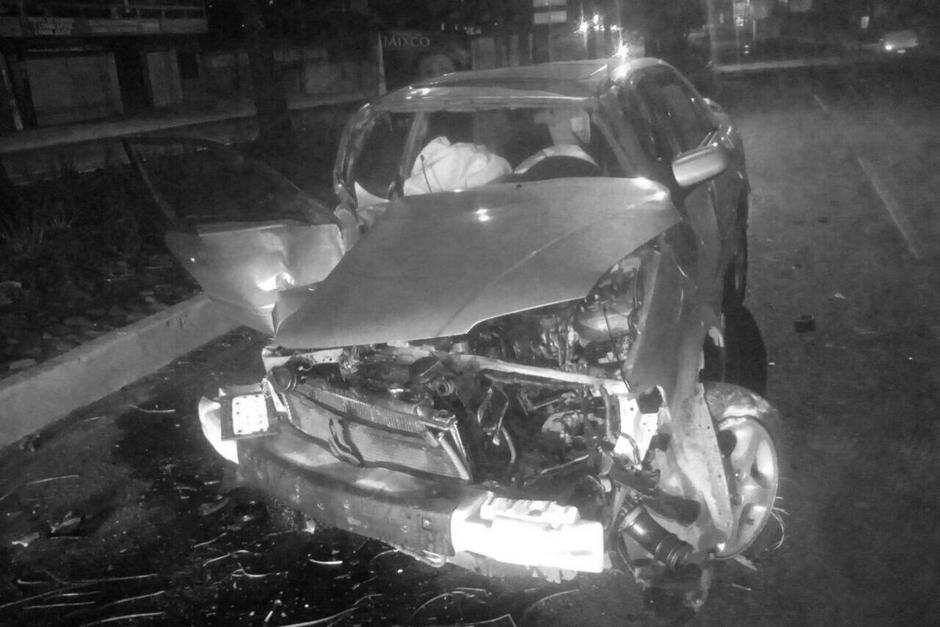 Un fuerte accidente de tránsito se registró durante la madrugada de este miércoles sobre la calzada Roosevelt. En el lugar murió el piloto del auto. (Foto: Pablo Morales/Emixtra)