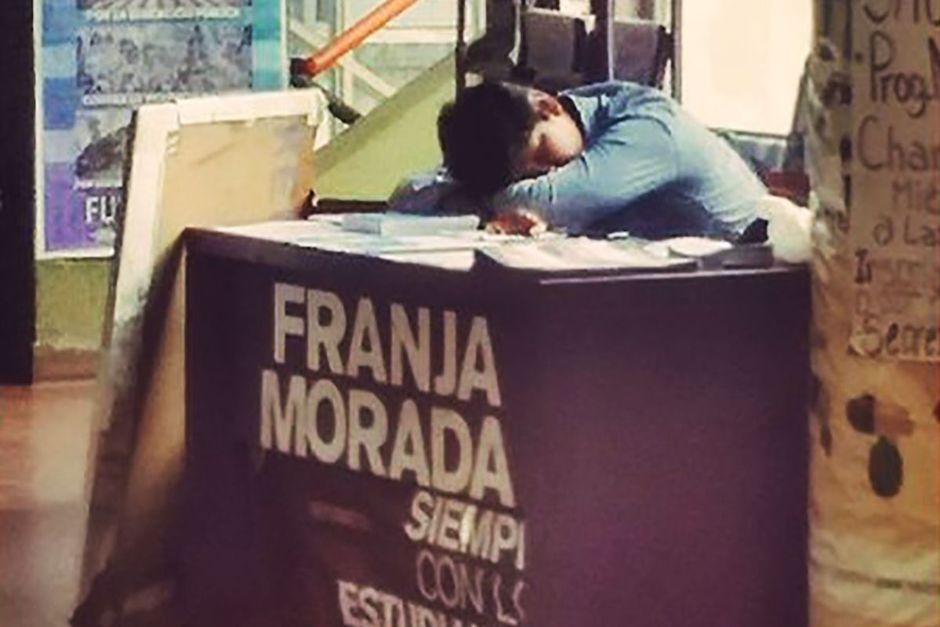 El estudiante se quedó dormido sobre una mesa de la asociación estudiantil a la que pertenece. (Foto: Infobae)