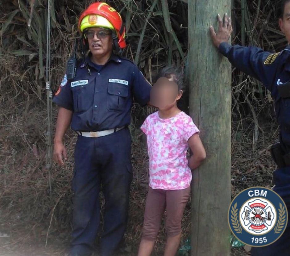 Los Bomberos Municipales rescataron a una menor de nueve años que se extravió en una zona boscosa. (Foto: Bomberos Municipales)