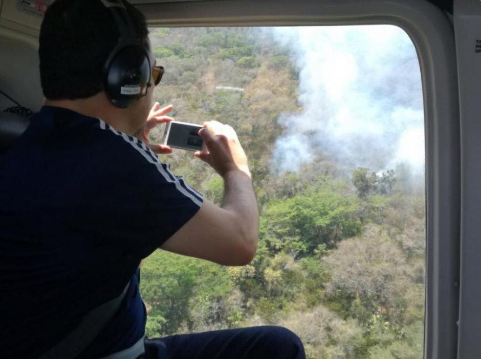 El mandatario compartió esta fotografía en su cuenta de Facebook en donde se encuentra supervisando el trabajo para apagar el fuego de Petén. (Foto: Facebook, Jimmy Morales)