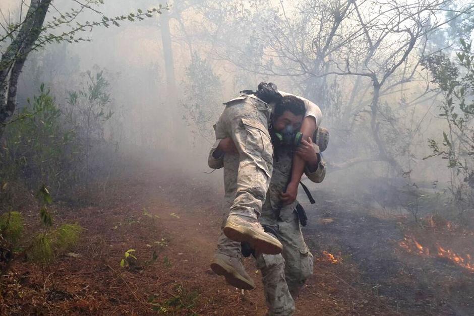 Un agente de la Policía Nacional Civil de la División de Protección a la Naturaleza (Diprona) fue rescatado luego que se desmayara en medio de un incendio forestal. (Foto: PNC)