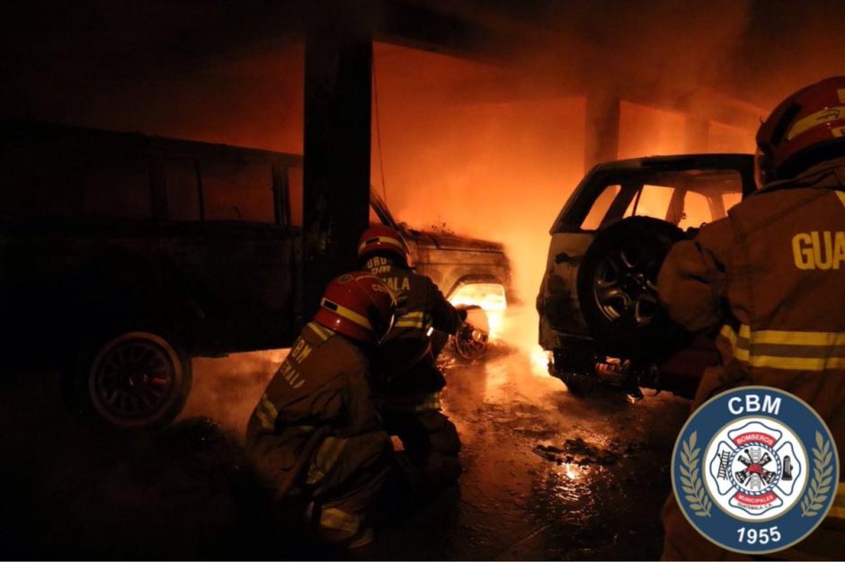 Cuatro motocicletas y dos vehículos fueron consumidos por las llamas durante un incendio en la zona 10 capitalina. (Foto: Bomberos Municipales)