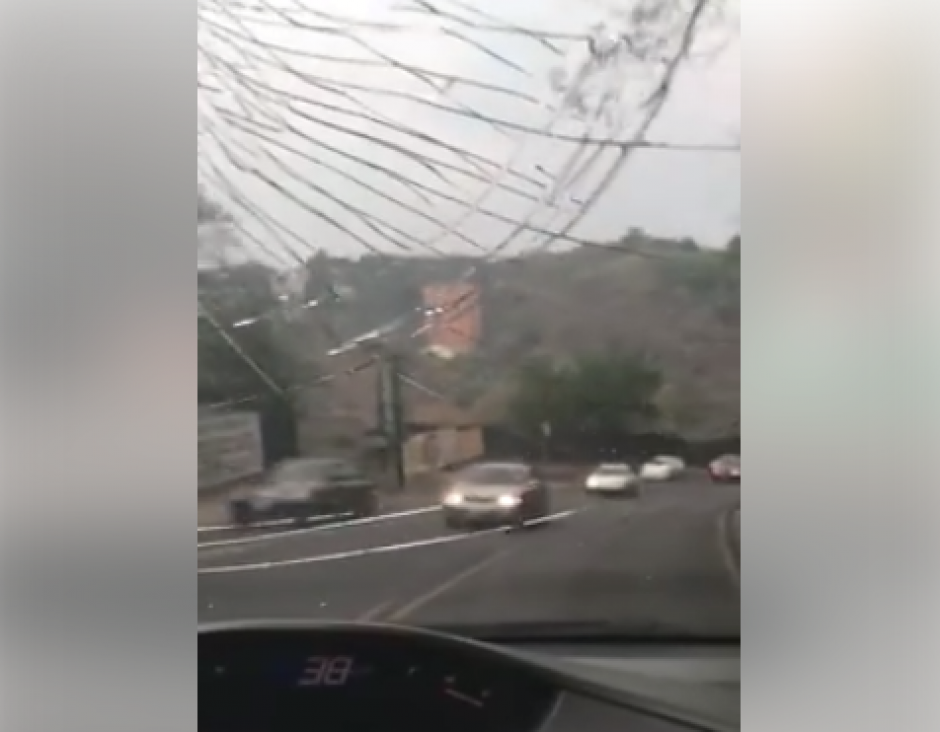 Denuncian supuesta forma de operar de un grupo delincuencial que ataca a los automovilistas en Boca del Monte. (Foto: captura de video/Facebook)