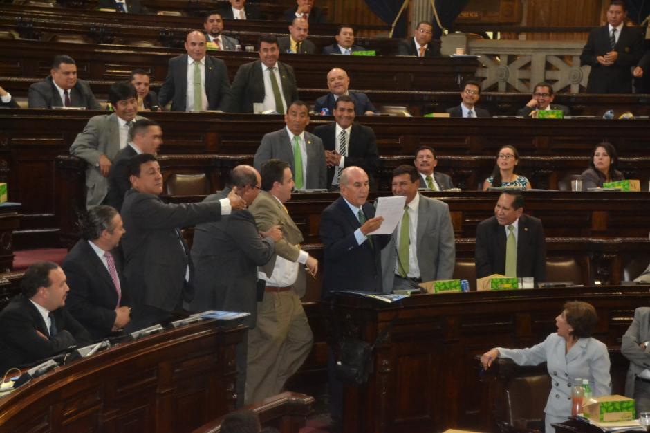 El incidente se registró cuando Taracena defendía las reformas constitucionales. (Foto: cortesía José Castro)