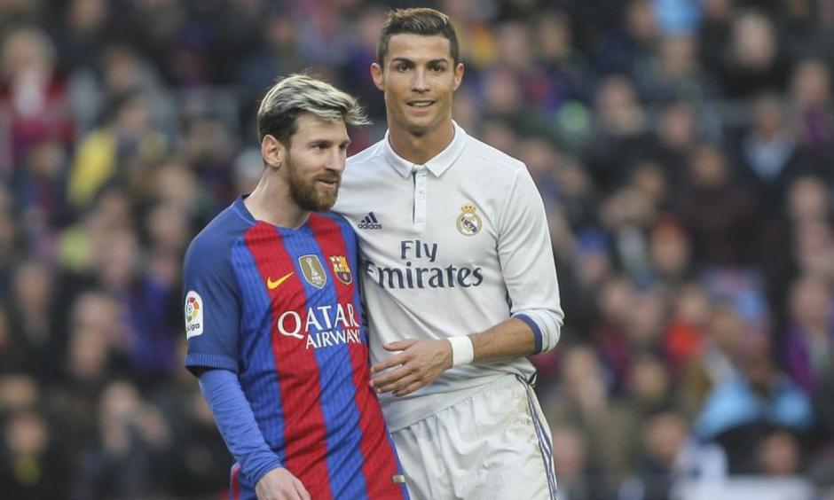 El beso entre Lionel Messi y Cristiano Ronaldo causó furor en una concurrida calle de Barcelona. (Foto: Twitter)