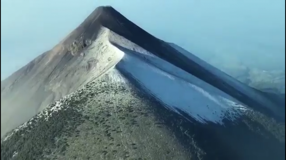 Esta es una de las imágenes del hielo que cubre el cráter del volcán. (Foto: video de Twitter)