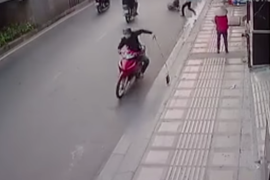 El ladrón trata de huir a toda velocidad tras arrebatar el bolso de la mujer. (Imagen: captura de pantalla)