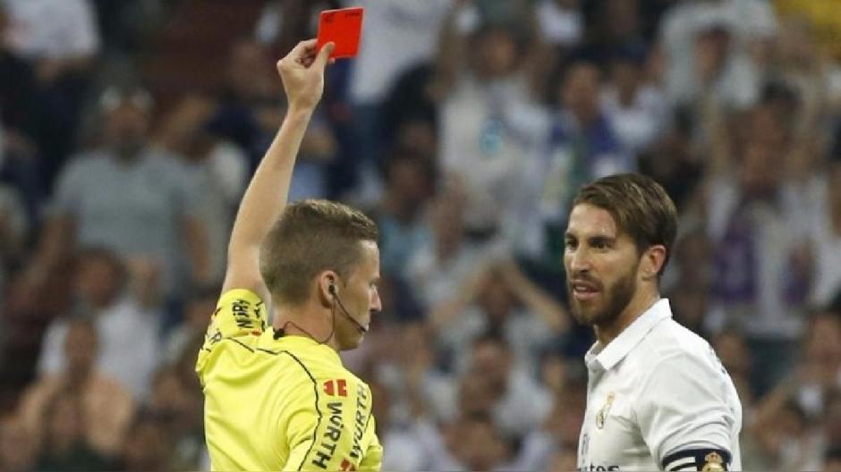 Sergio Ramos se fue expulsado del clásico entre Real Madrid y Barcelona por una fuerte entrada a Lionel Messi. (Foto: La 10)