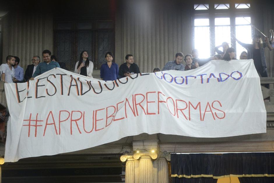 Un grupo de ciudadanos llegó a respaldar las reformas. (Foto: Wilder López/Soy502)