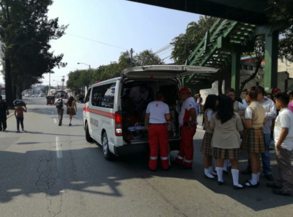 Los 11 estudiantes fueron atendidos por varios cuerpos de socorro. (Foto: Cruz Roja)&nbsp;