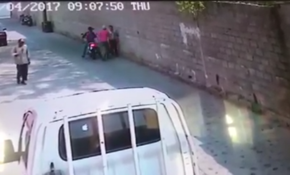 Una cámara de seguridad grabó el momento en el que una mujer fue asaltada por motoristas en Estanzuela, Zacapa. (Foto: Captura de video)