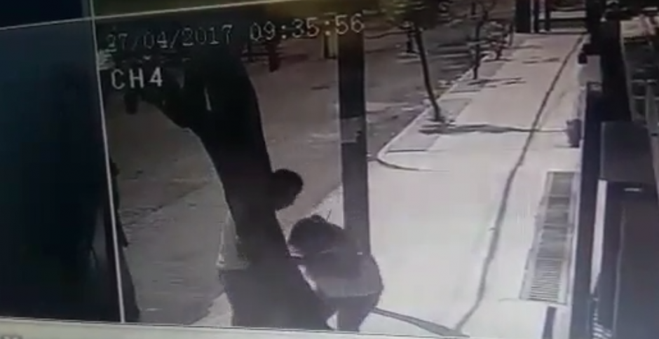Graban a motoristas que asaltaron a una mujer en Las Charcas, zona 11 capitalina. (Foto: Captura de Video)