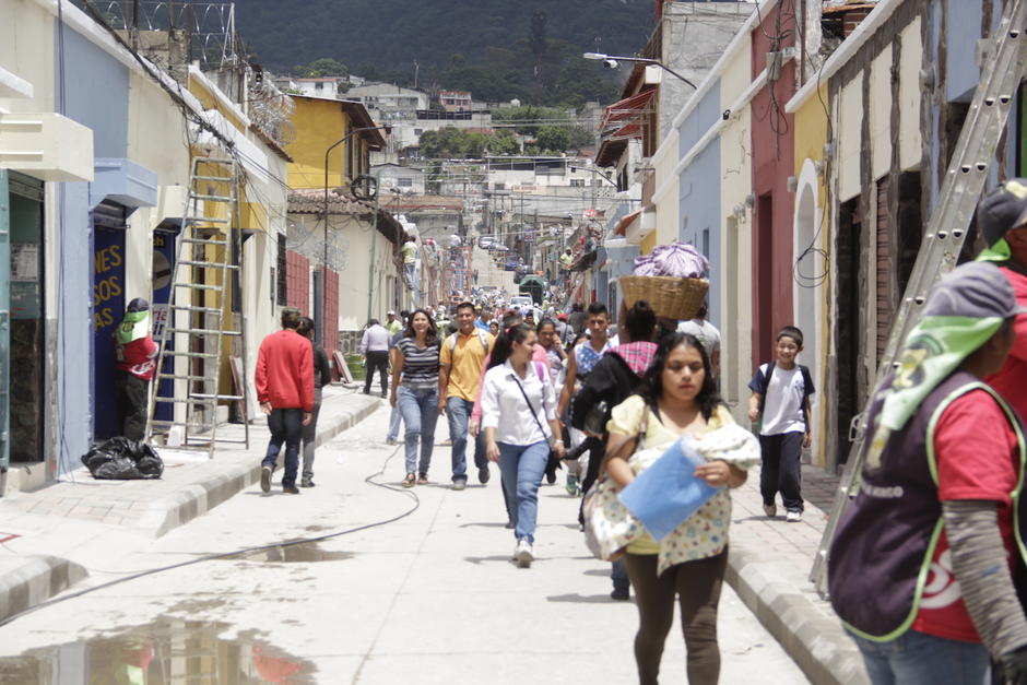 Decenas de trabajadores municipales aceleran los trabajos para la inauguración de este jueves. (Foto: Fredy Hernández/Soy502)