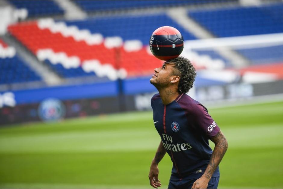 El nuevo número 10 del París Saint-Germain, sorprendió a los asistentes al Parque de los Príncipes con sus toques de balón. (Foto: AFP)