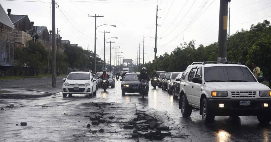 Se generan complicaciones de tránsito en la calzada Atanasio Tzul y 40 calle de la zona 12 capitalina. (Foto: Nuestro Diario)