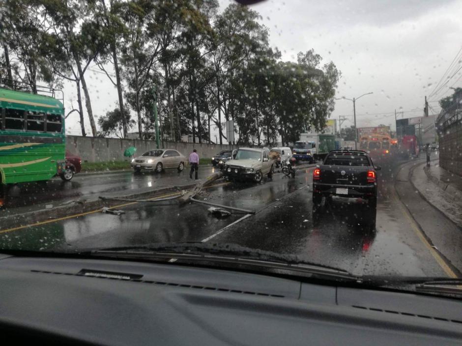 Un accidente de tránsito, las fuertes lluvias y la acumulación de agua generan complicaciones viales en la ruta al Pacífico. (Foto:&nbsp;@SantosDalia)