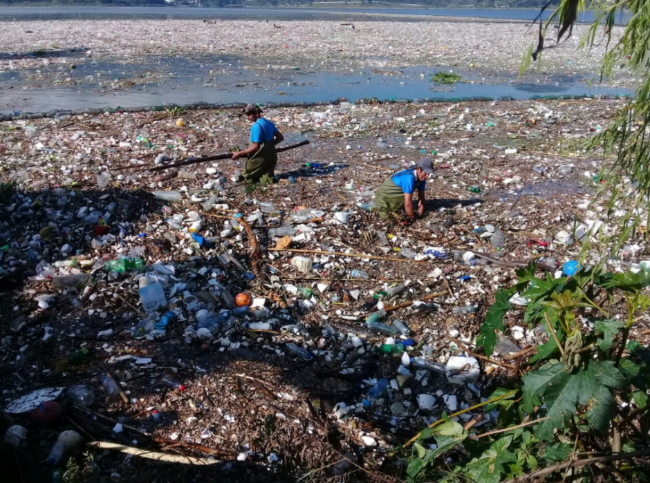 Personal de Amsa localizó un cadáver entre los desechos que limpian en el Lago de Amatitlán. (Foto: Amsa).&nbsp;