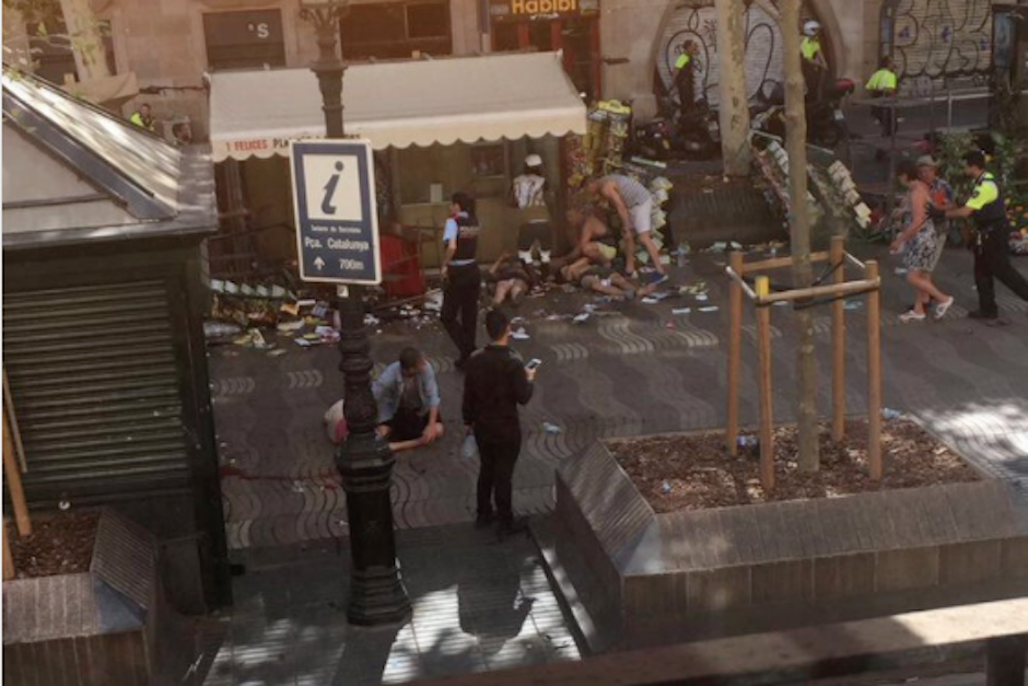 El incidente ocurrió en una céntrica y popular calle de Cataluña, en Barcelona, España. (Foto: Twitter/@SILVIPIRATA)