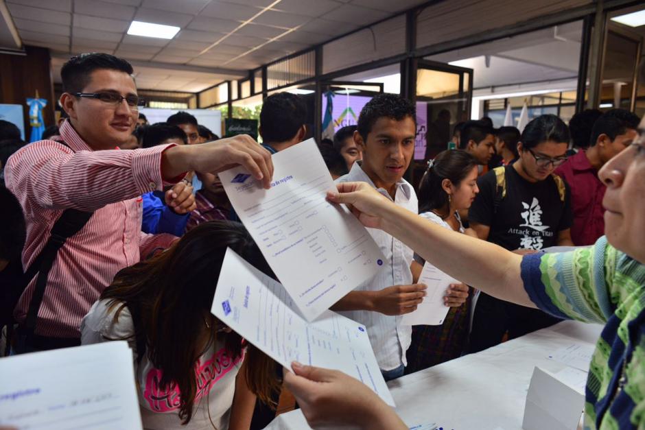 Conocer otros países y tener mejores oportunidades laborales son las razones principales por las que los jóvenes buscan becas. (Foto: Jesús Alfonso/Soy502)