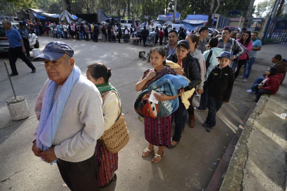 Cientos de guatemaltecos buscan atención en el Roosevelt. (Foto: Wilder López/Soy502) 