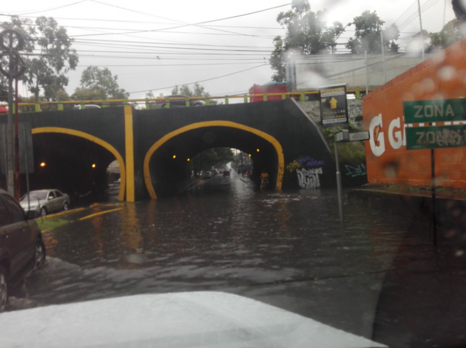 El final de la 13 calle de la zona 11 está inundado. (Foto: Twitter) 