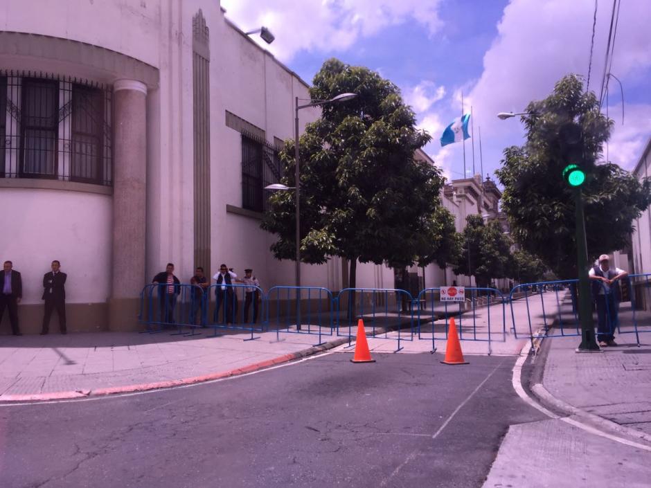 Las barreras en cercanías del Palacio Nacional y la Casa Presidencial fueron instaladas desde la mañana del 23 de agosto. (Foto: Evelyn de Léon/Soy502)