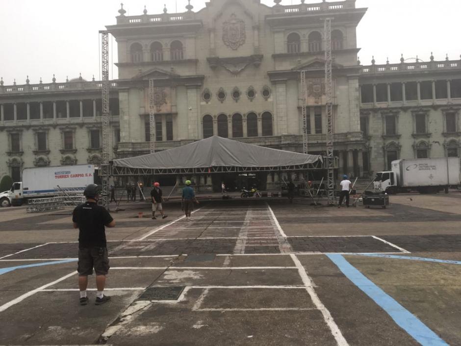 Un escenario comenzó a armarse frente al Palacio Nacional. (Foto: Facebook)