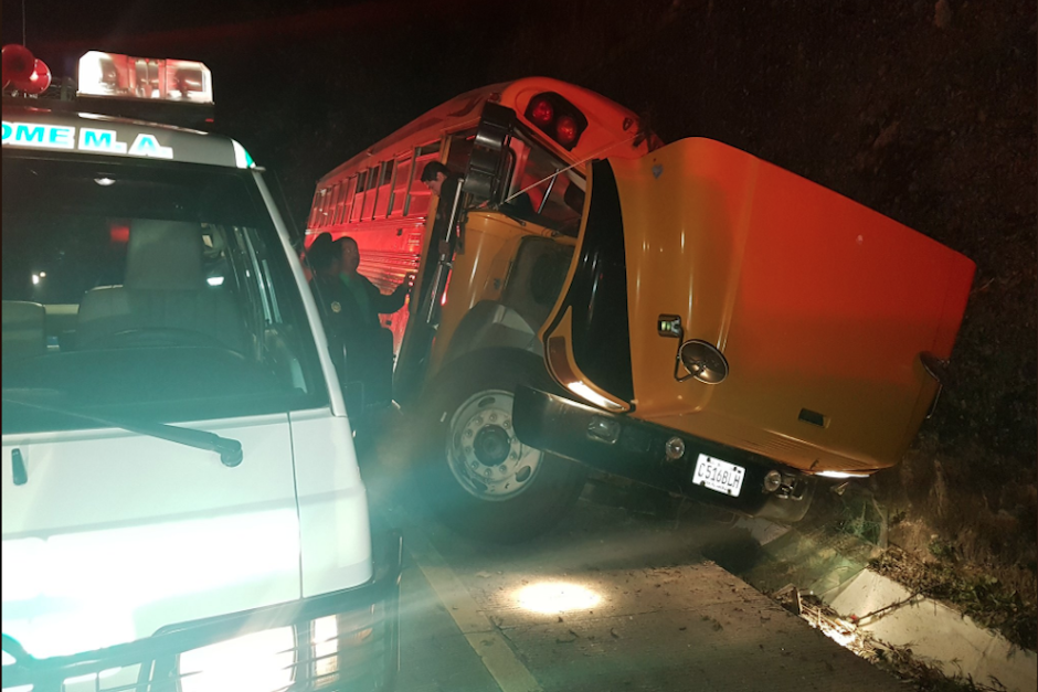 70 personas se transportaban en la unidad de transporte colectivo. (Foto: Twitter/@CBMDEPTAL)