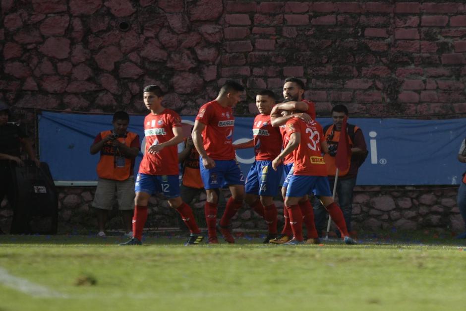 Con goles de Hamilton López y de Kamiani Felix, "Los Rojos" accedieron a la siguiente fase del Apertura 2017. (Foto: Wilder López/Soy502)