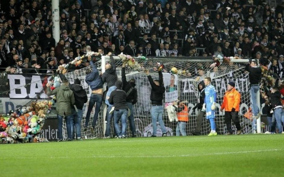 El gesto mostró el buen corazón que tienen los aficionados belgas. (Foto: Clarín)