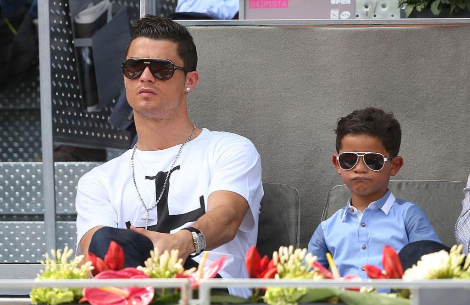 Cristiano Ronaldo Junior inauguró su cuenta de Instagram con una foto con su padre y otra con el astro argentino, Lionel Messi. (Foto: archivo)