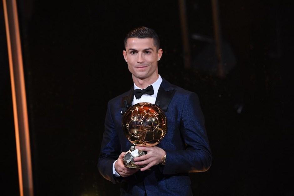 Cristiano Ronaldo recibió este 7 de diciembre su quinto Balón de Oro. (Foto: AFP)