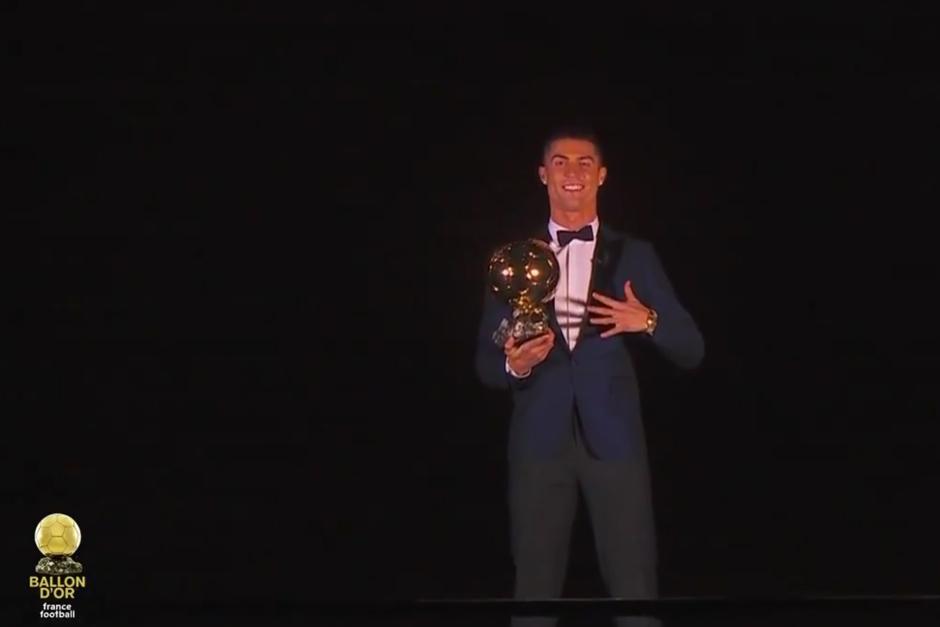 Cristiano Ronaldo recibió el Balón de Oro en plena Torre Eiffel, en París. (Foto: FoxSports)