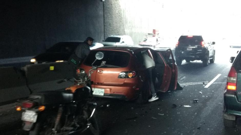 Un menor resultó herido en un accidente que se produjo en la zona 18 bajo el puente de Lomas del Norte. (Foto: BGReyes)