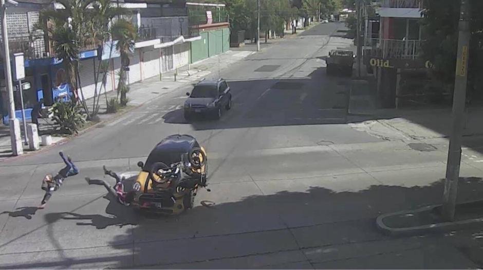 Los pasajeros de la moto salieron disparados tras el choque contra el automóvil. (Foto: Twitter @1000tonsandoval)