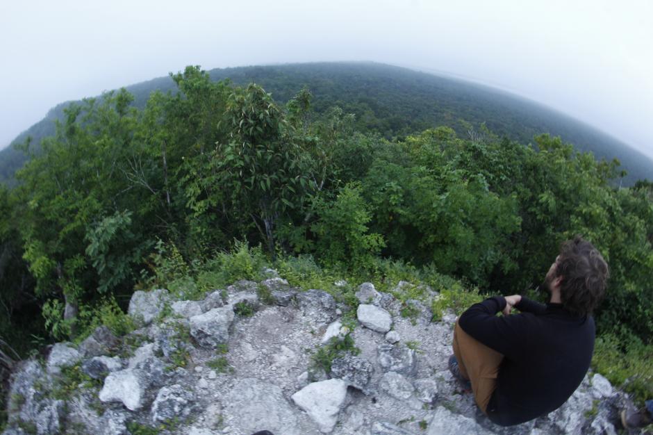 Los aventureros suben hasta la cima de esta estructura para observar el paisaje. (Foto: Fredy Hernández/Soy502)
