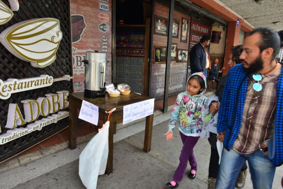 El restaurante colocó una cafetera como cortesía por el frío. (Foto: Jesús Alfonso/Soy502) 