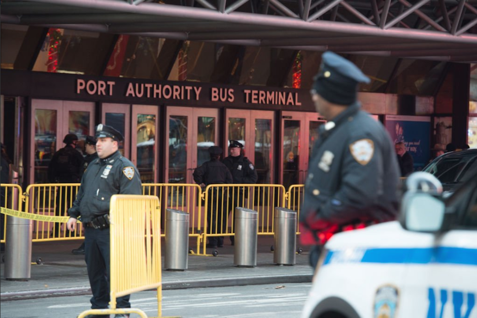 El atentado tuvo lugar en la Port Authority Bus Terminal, la principal estación de autobuses de Nueva York. (Foto Twitter/@CNNEE)