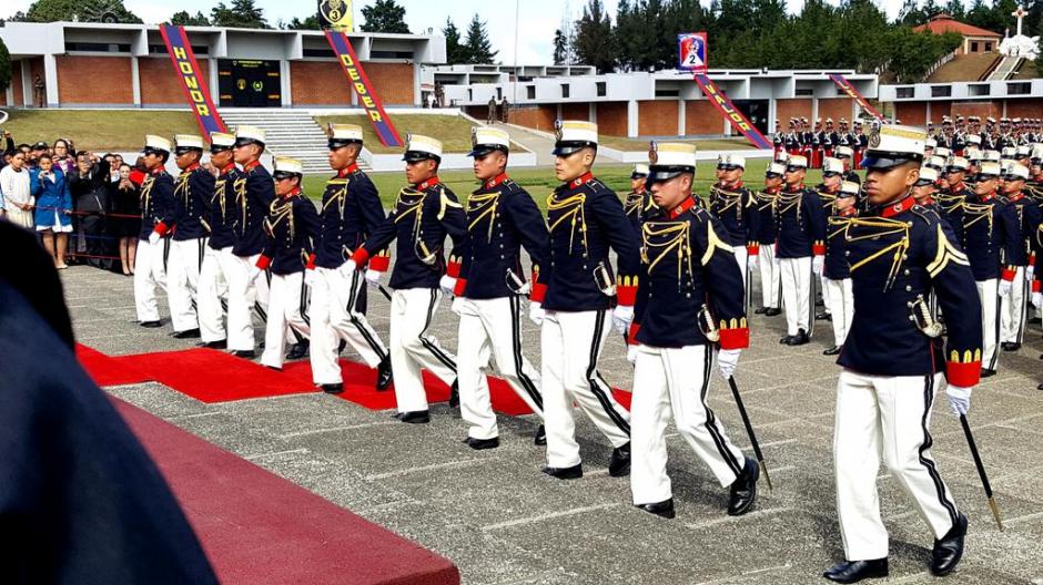 El grupo de cadetes que participó en la izada de la bandera el 14 de septiembre pasado fue condecorado con la medalla Monja Blanca de Primera Clase. (Foto:&nbsp;@Ejercito_GT)