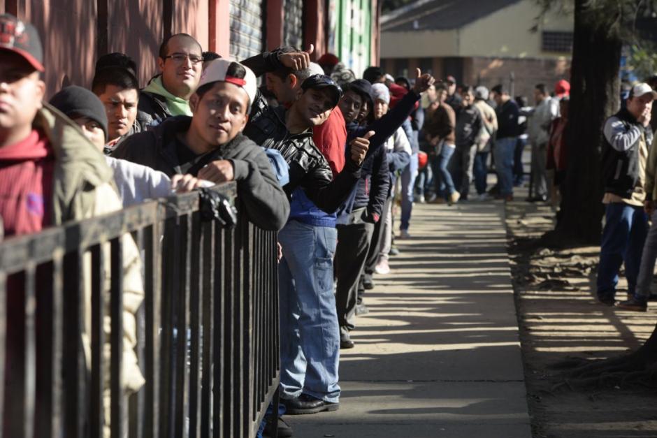 Cientos de personas hacen fila para obtener su entrada. (Foto: Wilder López/Soy502) 